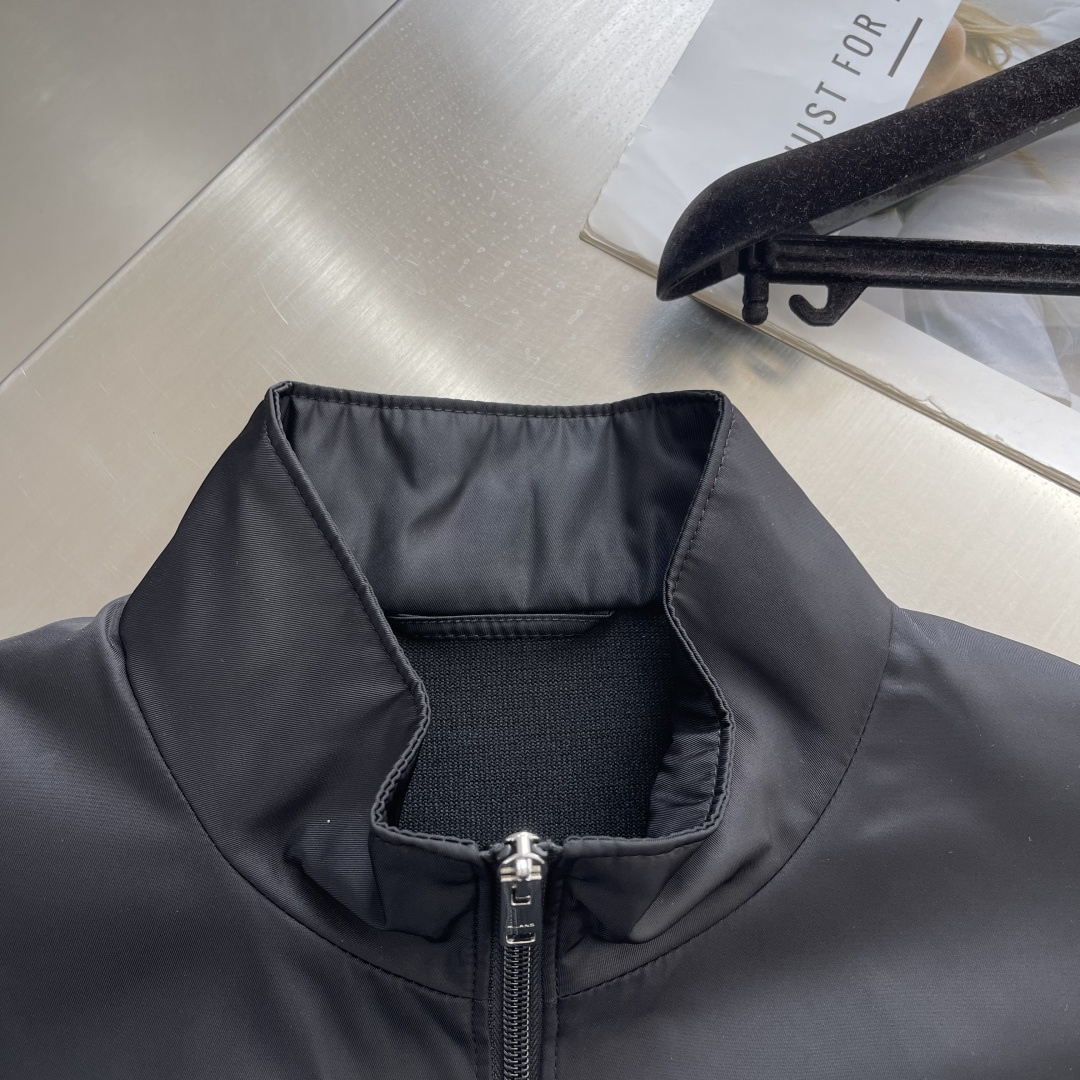 -PRAD 经典立领针织拼接外套，净面，高奢力作。整件衣服拥有光泽感的柔滑特性，同时保有挺阔肌理感，方便