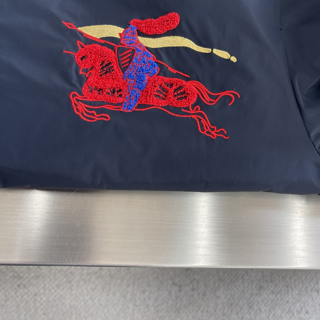 -BBR 战马刺绣拉链连帽外套Bur经典夹克版型，隐藏帽设计，前幅最新拼色骑士logo刺绣，弹力松紧带手