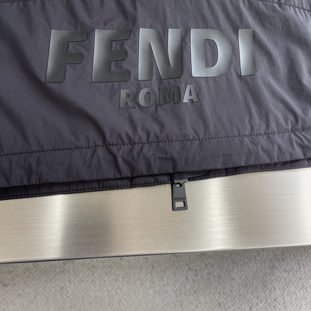 -FEND 26春季新款夹克外套立体剪裁廓形版型上身显瘦帅气！衣身印双F logo设计、时尚感极强。进口
