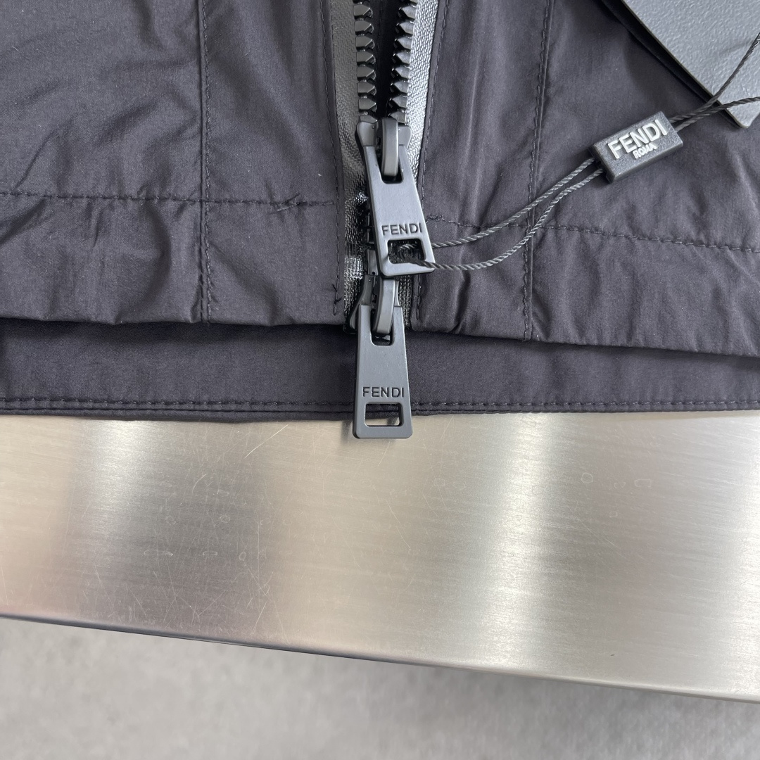 -FEND 26春季新款夹克外套立体剪裁廓形版型上身显瘦帅气！衣身印双F logo设计、时尚感极强。进口