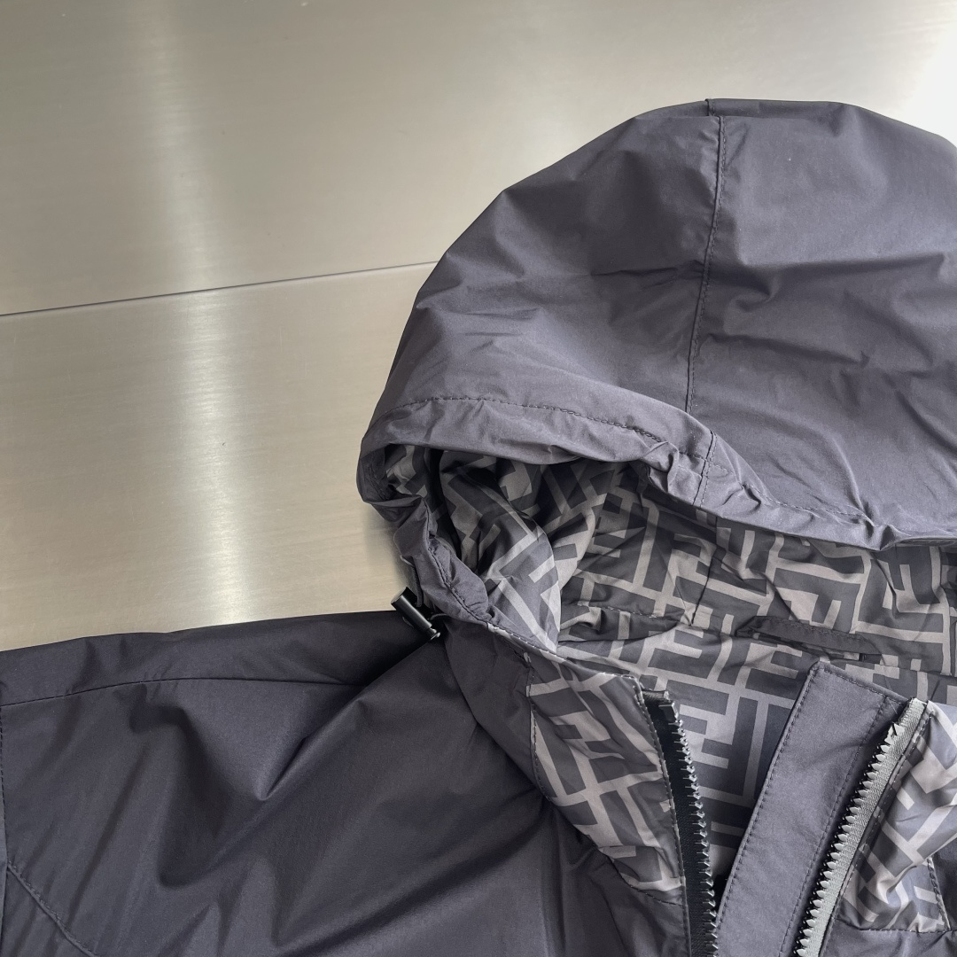 -FEND 26春季新款夹克外套立体剪裁廓形版型上身显瘦帅气！衣身印双F logo设计、时尚感极强。进口