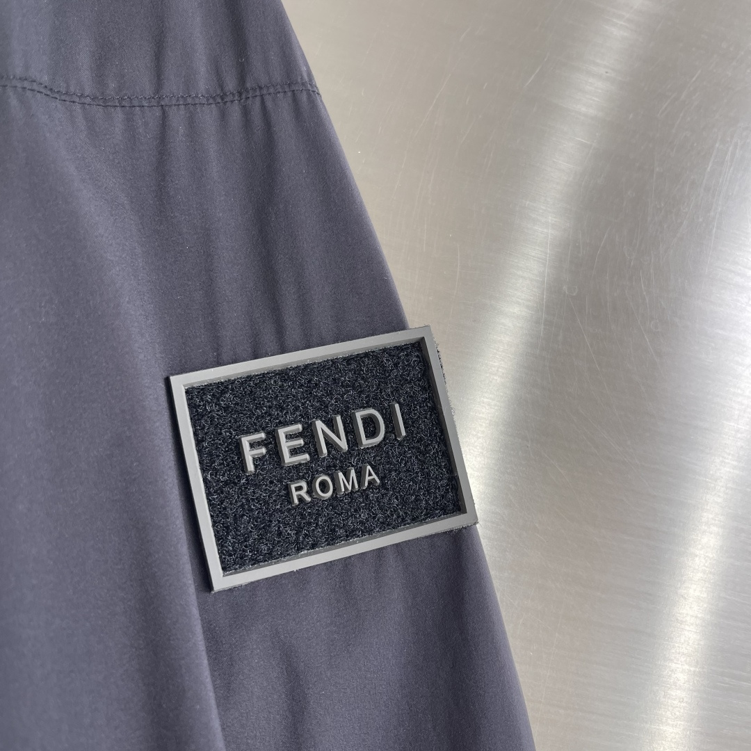 -FEND 26春季新款夹克外套立体剪裁廓形版型上身显瘦帅气！衣身印双F logo设计、时尚感极强。进口