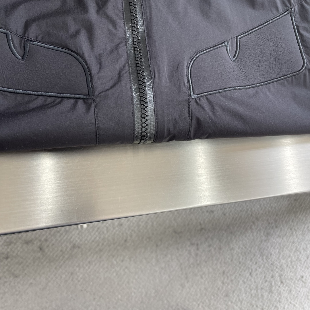 -FEND 26春季新款夹克外套立体剪裁廓形版型上身显瘦帅气！衣身印双F logo设计、时尚感极强。进口