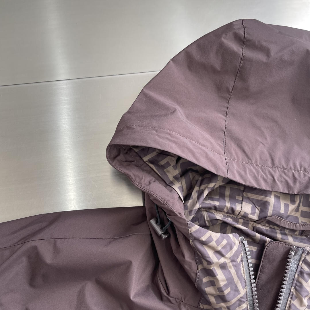 -FEND 26春季新款夹克外套立体剪裁廓形版型上身显瘦帅气！衣身印双F logo设计、时尚感极强。进口