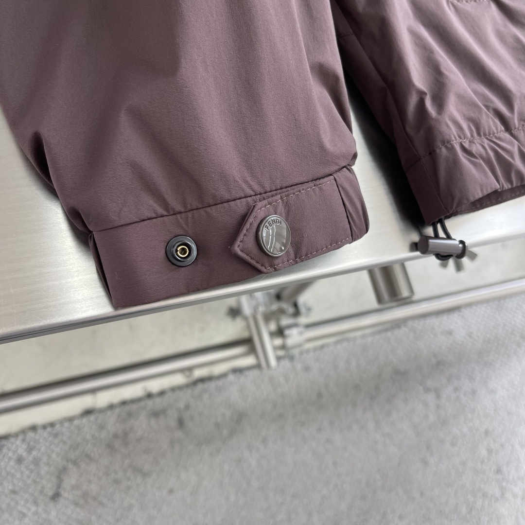 -FEND 26春季新款夹克外套立体剪裁廓形版型上身显瘦帅气！衣身印双F logo设计、时尚感极强。进口