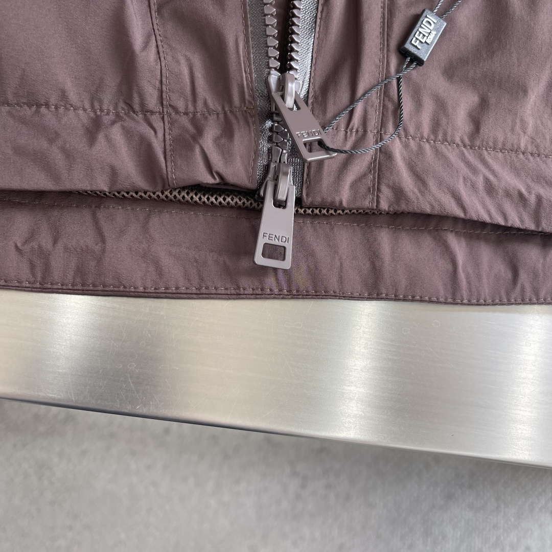 -FEND 26春季新款夹克外套立体剪裁廓形版型上身显瘦帅气！衣身印双F logo设计、时尚感极强。进口