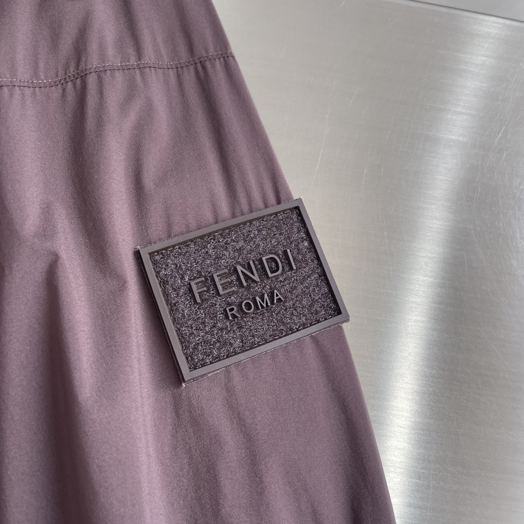 -FEND 26春季新款夹克外套立体剪裁廓形版型上身显瘦帅气！衣身印双F logo设计、时尚感极强。进口
