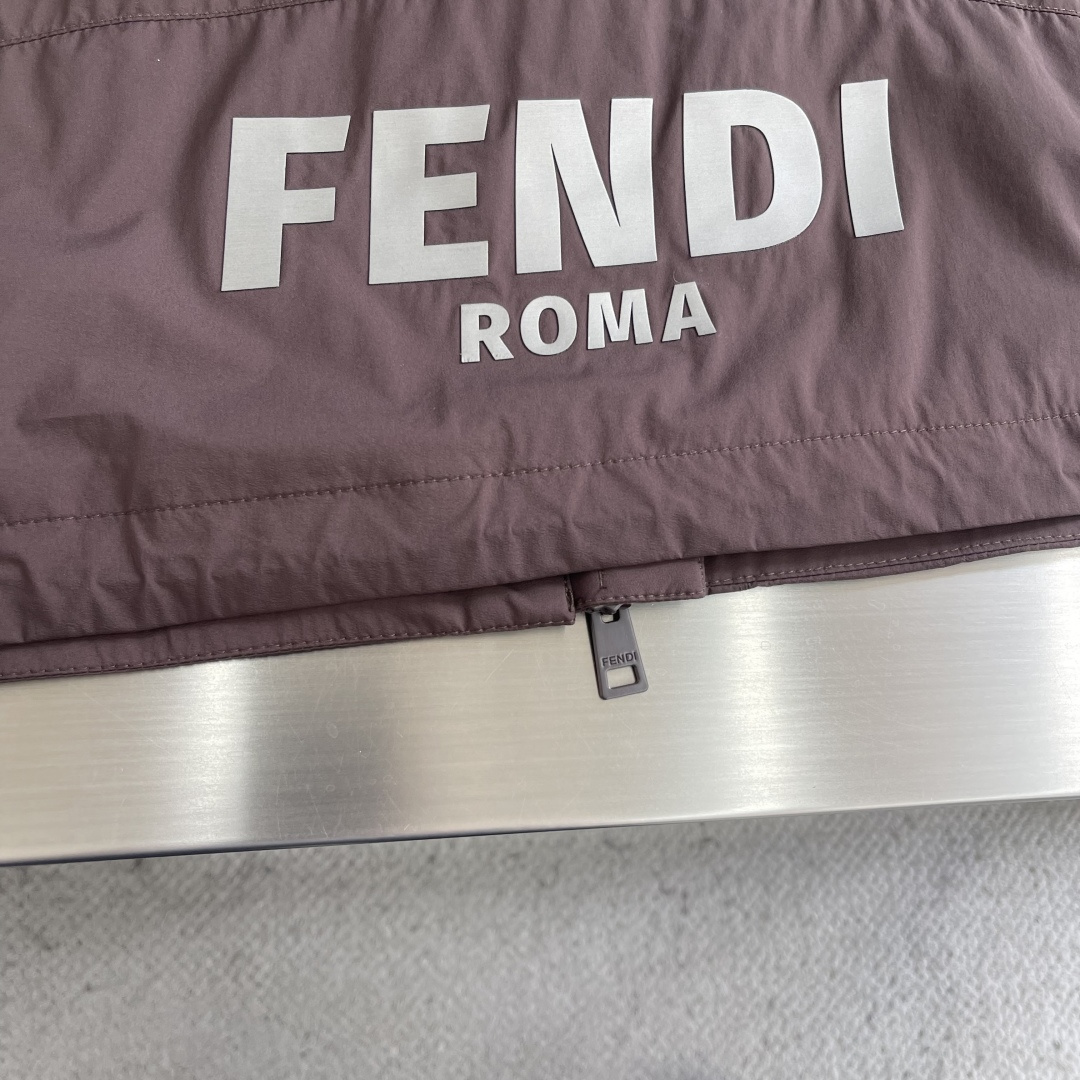 -FEND 26春季新款夹克外套立体剪裁廓形版型上身显瘦帅气！衣身印双F logo设计、时尚感极强。进口