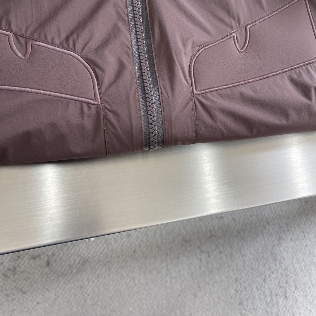 -FEND 26春季新款夹克外套立体剪裁廓形版型上身显瘦帅气！衣身印双F logo设计、时尚感极强。进口