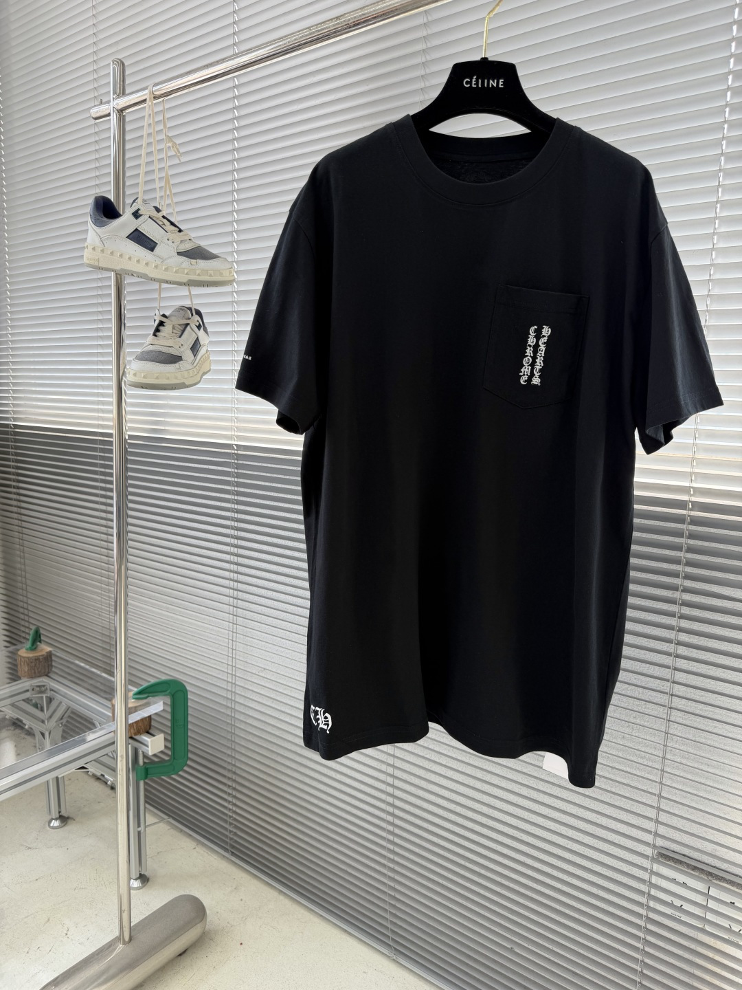 NO:743693,-CH Chrome Hearts Vintage Sanskrit Big Cross Short Sleeves The fabric is made of 26-woven 220g cotton material, brushed, and the upper body is skin-friendly. The printing uses high-temperature ink printing technology. The color of the printing area is extremely complex. Size S M L Size clothing length bust shoulder width S 74120 51.5 M 7612453 L 78128 54.5, Chrome Hearts-Clothing, chrome hearts, T-shirt,19860909-CH 克罗心 Vintage梵文大十字架短袖 面料采用26织220克全棉材质 磨毛处理 上身亲肤 印花采用高温油墨印花工艺 印花面积颜色极为复杂 尺码 S M L 尺码衣长胸围肩宽 S 74120 51.5 M 7612453 L 78128 54.5,克罗心-服装,chrome hearts,T-shirt,,Women's clothing