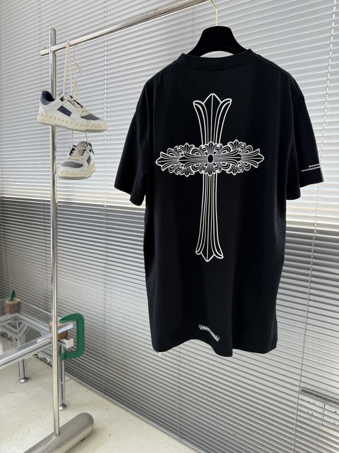-CH 克罗心 Vintage梵文大十字架短袖面料采用26织220克全棉材质 磨毛处理 上身亲肤印花采用