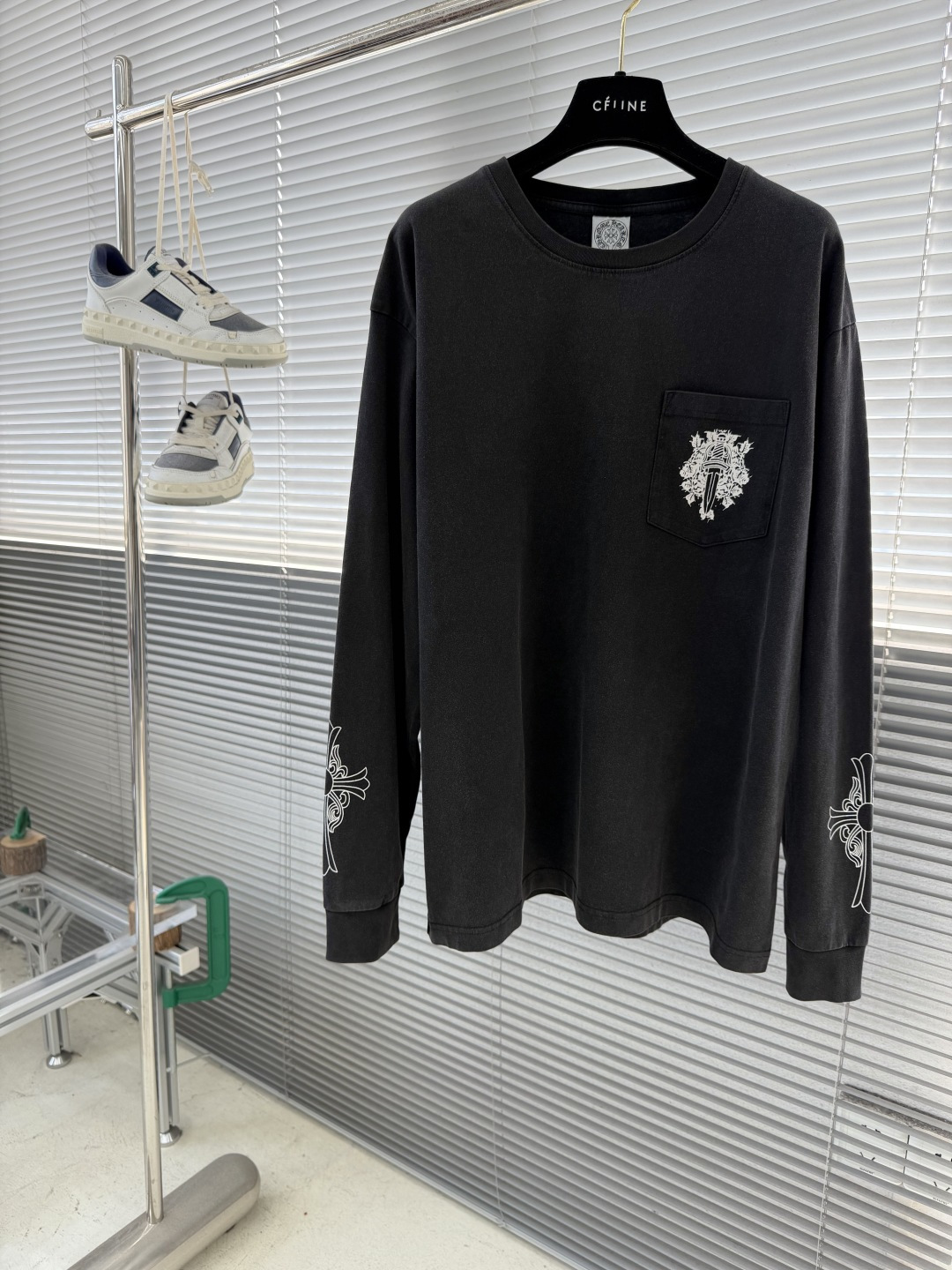 NO:743688,-CH Chrome Hearts Vintage Cross Horseshoe Vine Sword Washed Long Sleeves The fabric is made of 26 grams of cotton, brushed, and the upper body is skin-friendly with distressed wash treatment. The printing uses high-temperature ink printing technology. The color of the printing area is extremely complex. Size S M L Size clothing length chest and shoulder width S 73 118 51 M75 122 53 L 77 126 54, Chrome Hearts-Clothing, chrome hearts,19860909-CH 克罗心 Vintage十字马蹄藤蔓宝剑水洗长袖 面料采用26织克全棉材质 磨毛处理 做旧洗水处理上身亲肤 印花采用高温油墨印花工艺 印花面积颜色极为复杂 尺码 S M L 尺码衣长胸围肩宽 S 73 118 51 M75 122 53 L 77 126 54,克罗心-服装,chrome hearts,,Women's clothing