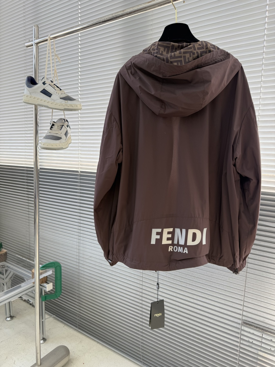 -FEND 26春季新款夹克外套立体剪裁廓形版型上身显瘦帅气！衣身印双F logo设计、时尚感极强。进口
