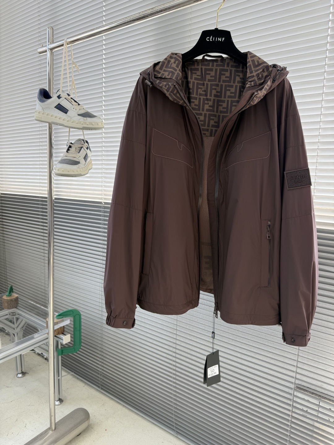 -FEND 26春季新款夹克外套立体剪裁廓形版型上身显瘦帅气！衣身印双F logo设计、时尚感极强。进口