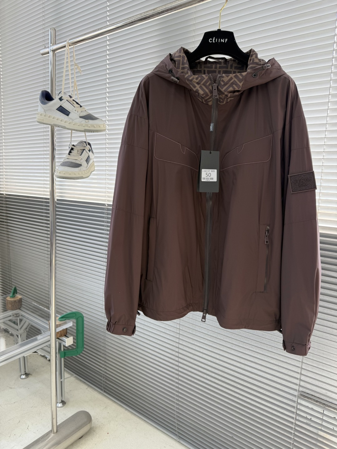 -FEND 26春季新款夹克外套立体剪裁廓形版型上身显瘦帅气！衣身印双F logo设计、时尚感极强。进口