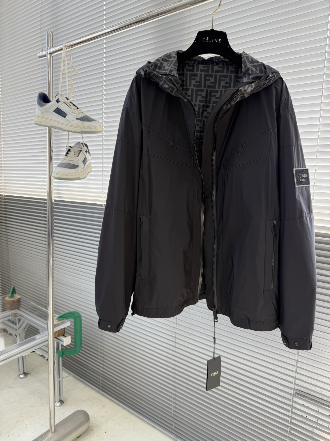 -FEND 26春季新款夹克外套立体剪裁廓形版型上身显瘦帅气！衣身印双F logo设计、时尚感极强。进口