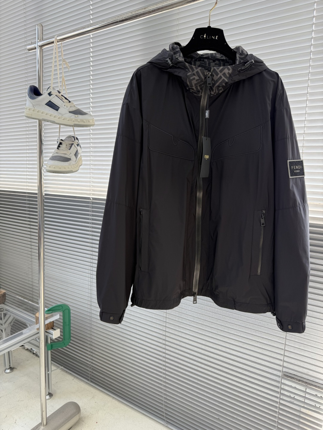 -FEND 26春季新款夹克外套立体剪裁廓形版型上身显瘦帅气！衣身印双F logo设计、时尚感极强。进口