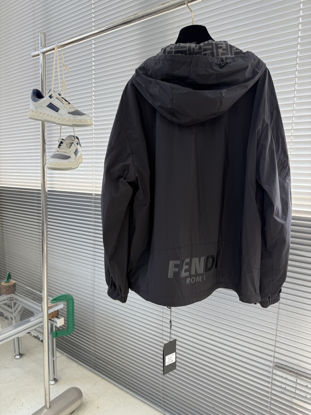 -FEND 26春季新款夹克外套立体剪裁廓形版型上身显瘦帅气！衣身印双F logo设计、时尚感极强。进口