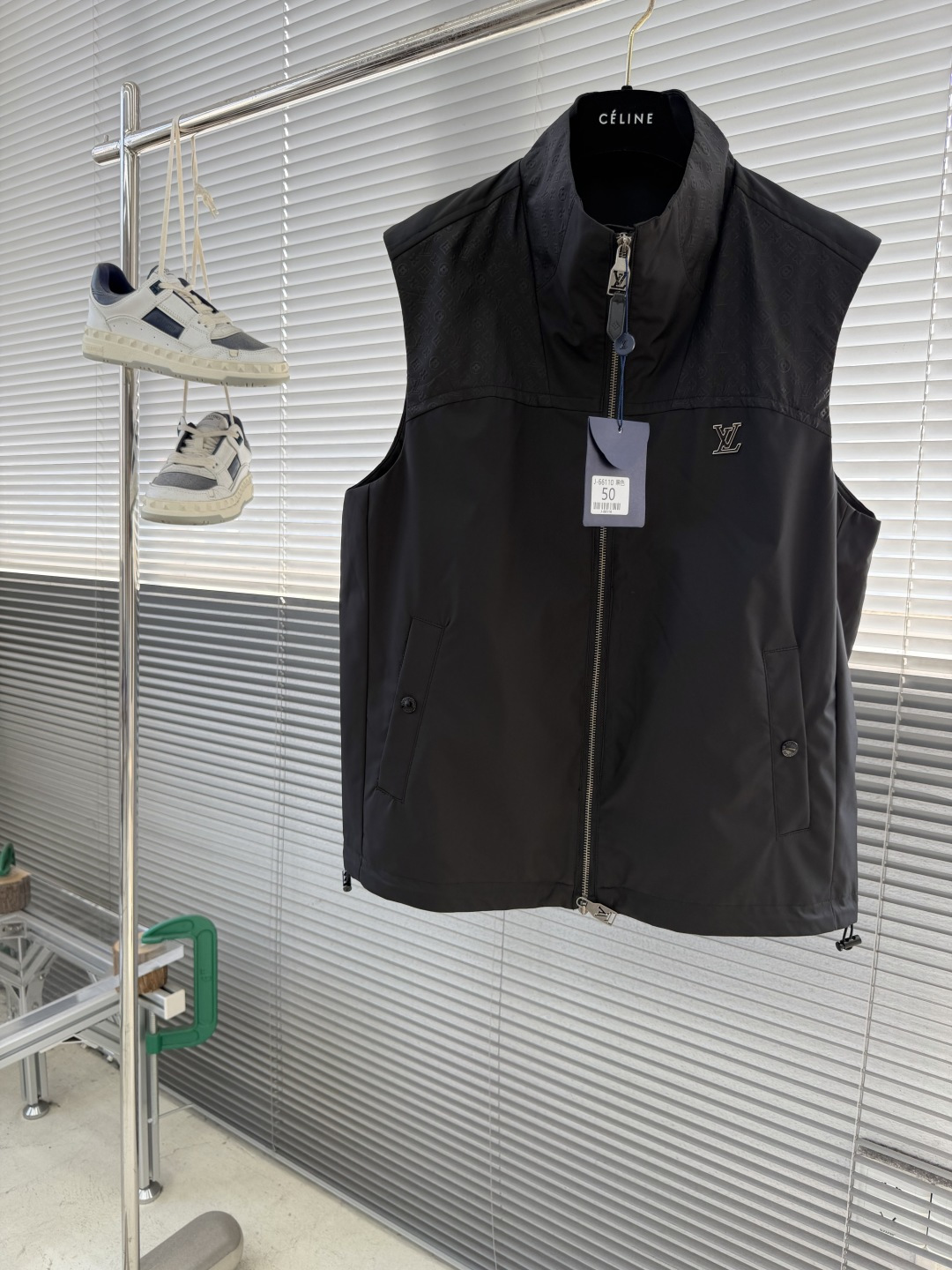 NO:743386,The highest version on the market, the girl inspects the goods, trims the three marks on the threads, and delivers the goods. You can post pictures and take videos. If you want quality and service, add me on WeChat. We will not accept urgent orders. - Donkey Brand 26 Spring and Summer New Vest. Presbyopic three-dimensional relief embossed vest. Very outstanding design. Easily enhance the sense of fashion. The wiring is neat and meticulous. The details are impeccable. Customized original hardware accessories with code numbers 48-56 (M-3XL). Louis Vuitton - Clothing, louis  vuitton,louis vuitton,19860909市面最高版本小妹验货、修剪线头上三标、发货可发图及拍视频,要品质要服务的加我微信,不接急单. -驴牌 26年春夏新款马甲 老花立体浮雕压花马甲背心,非常出彩的设计,轻松将时髦感进阶,走线工整细致,细节无可挑剔,定制原版五金配件 码数48-56（M-3XL）,路易威登-服装,louis vuitton,louis vuitton,,Women's clothing