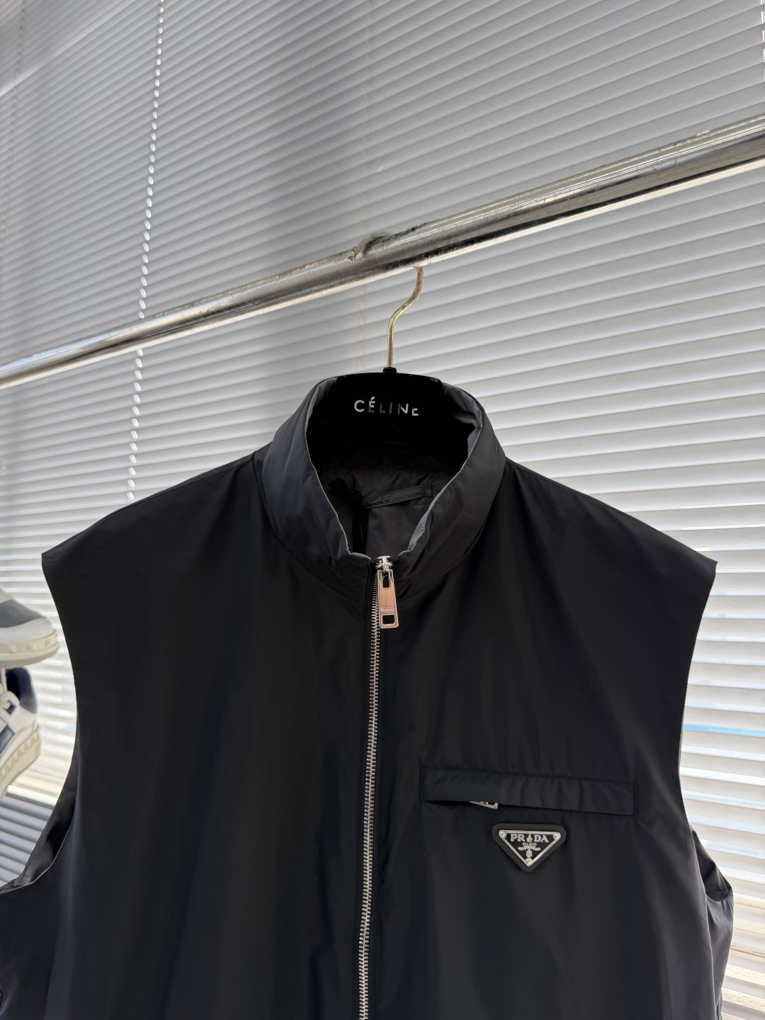 -PRAD 尼龙系列，立领款马甲外套！这款背心外套采用 Re-Nylon再生尼龙面料打造。立领款两侧拉链