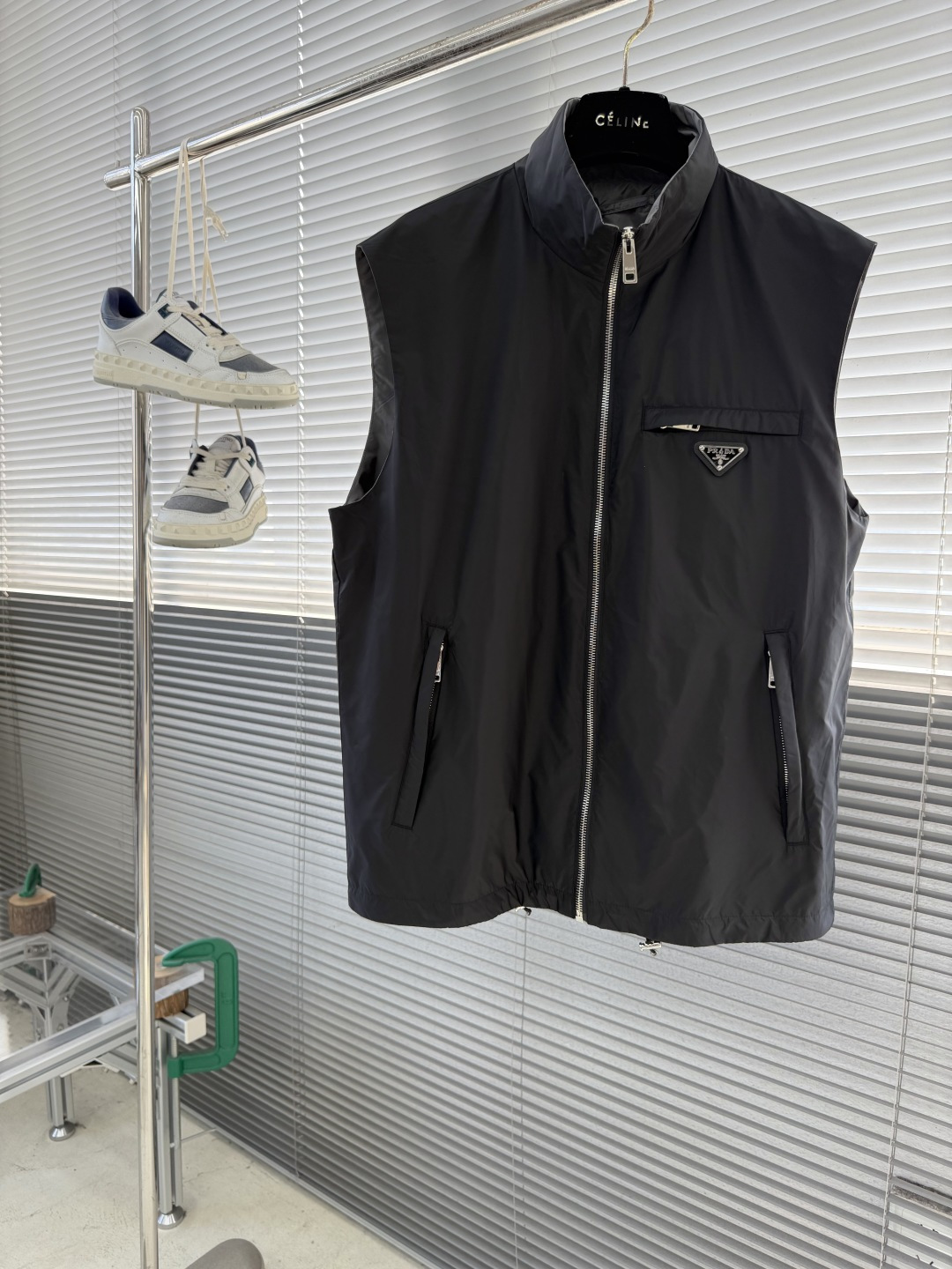 -PRAD 尼龙系列，立领款马甲外套！这款背心外套采用 Re-Nylon再生尼龙面料打造。立领款两侧拉链