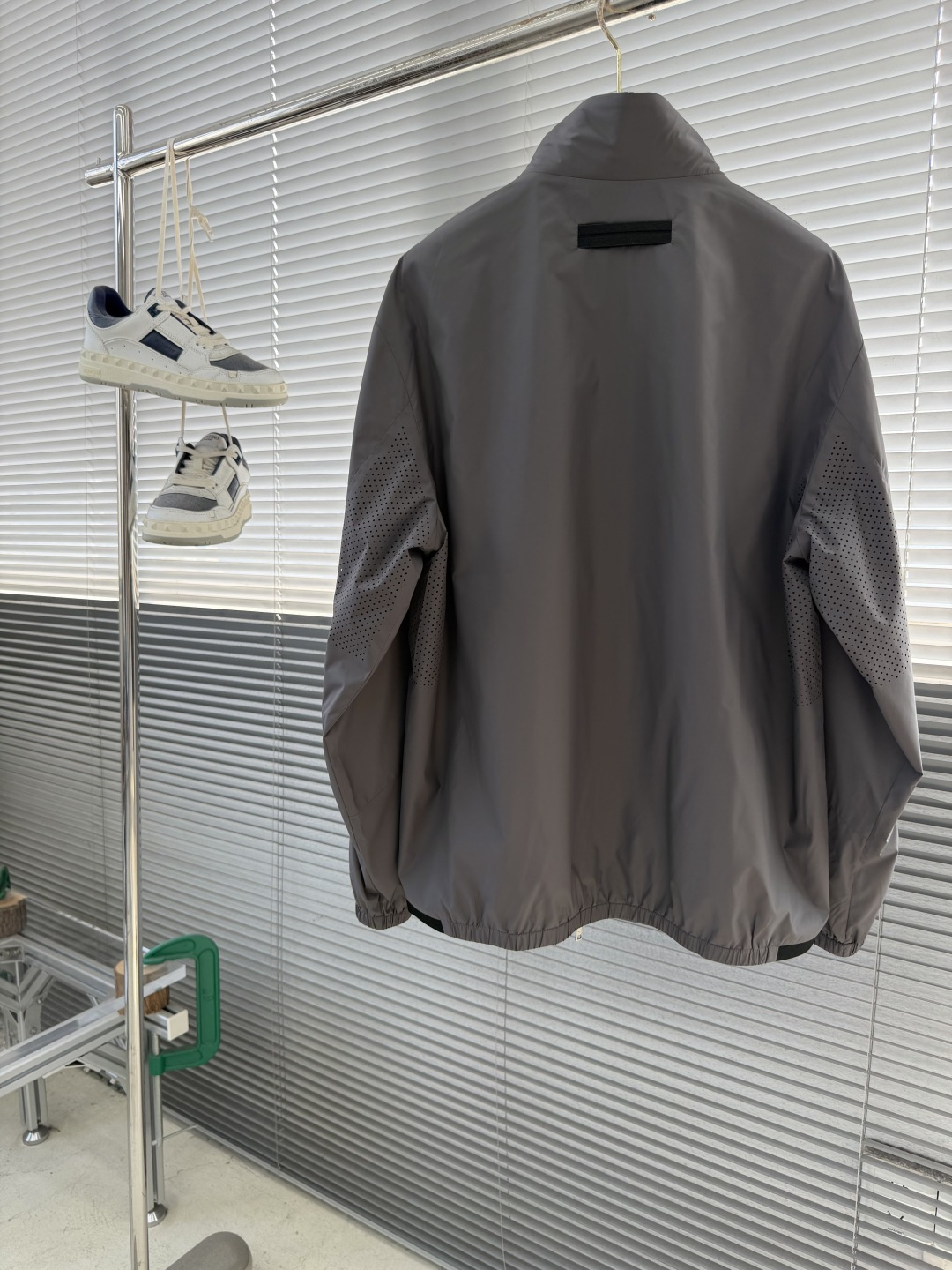 -Z ZEGN 官网同步发售，26春夏男士夹克甄选优质面料，质感高级又舒适。简约立领设计，利落有型，增添