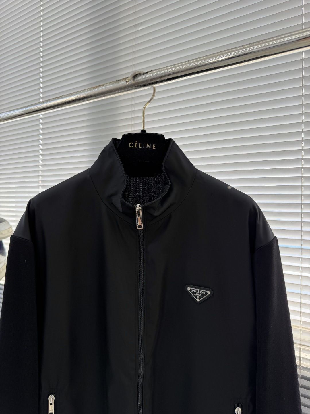 -PRAD 经典立领针织拼接外套，净面，高奢力作。整件衣服拥有光泽感的柔滑特性，同时保有挺阔肌理感，方便
