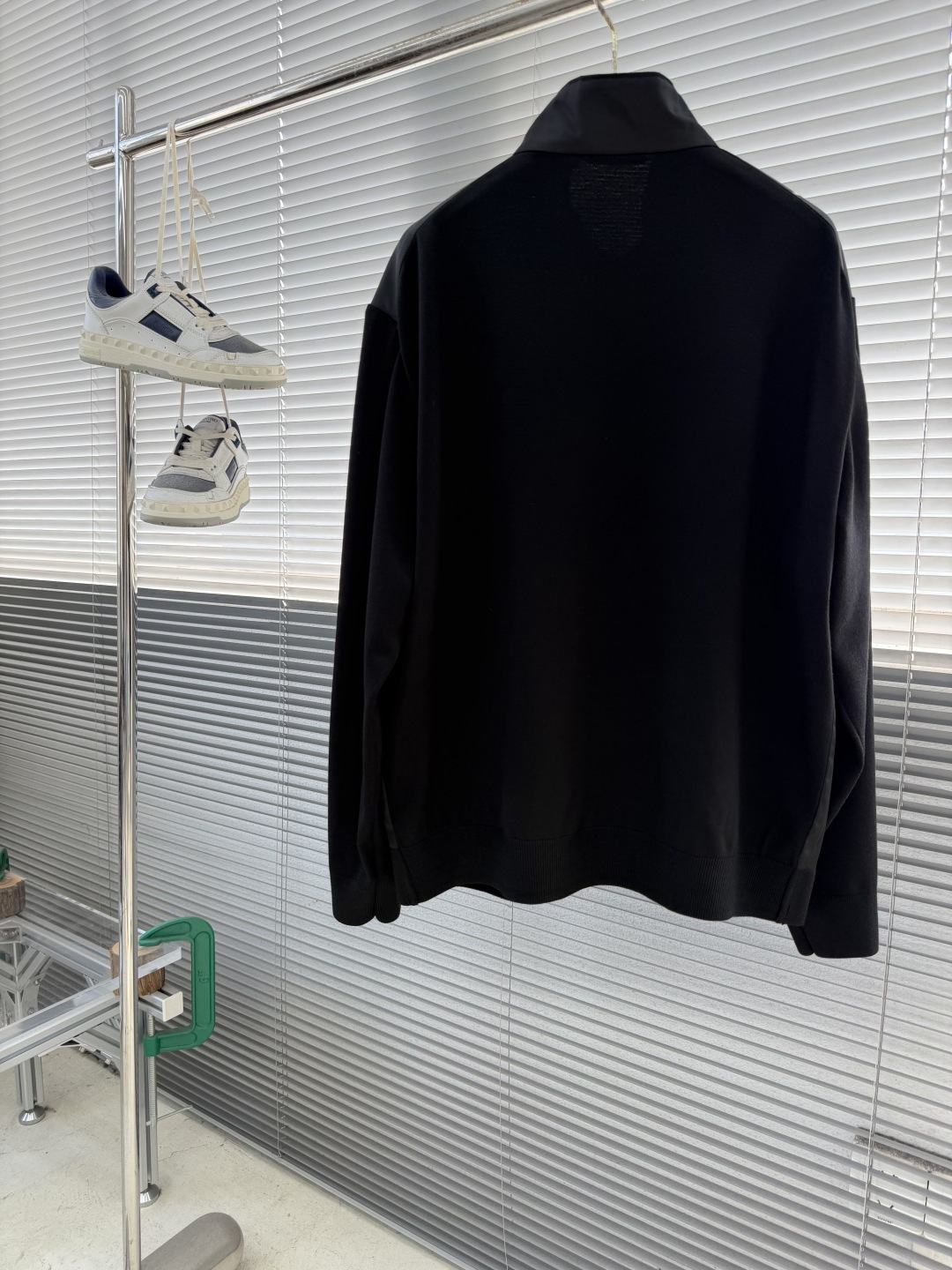 -PRAD 经典立领针织拼接外套，净面，高奢力作。整件衣服拥有光泽感的柔滑特性，同时保有挺阔肌理感，方便