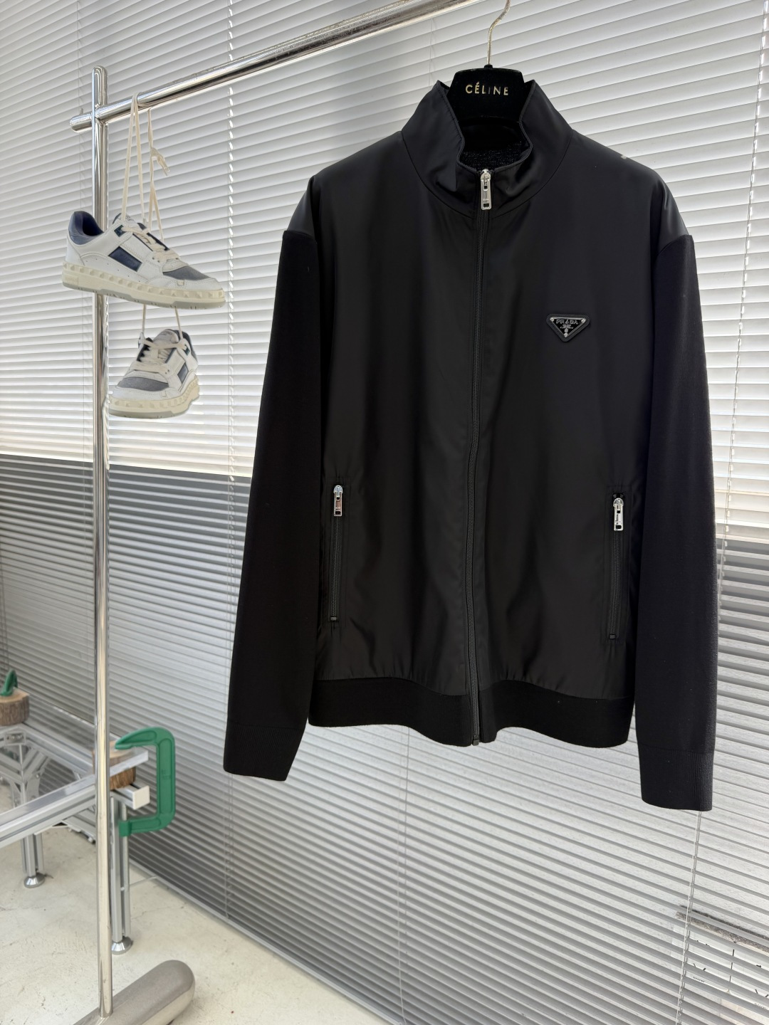 -PRAD 经典立领针织拼接外套，净面，高奢力作。整件衣服拥有光泽感的柔滑特性，同时保有挺阔肌理感，方便
