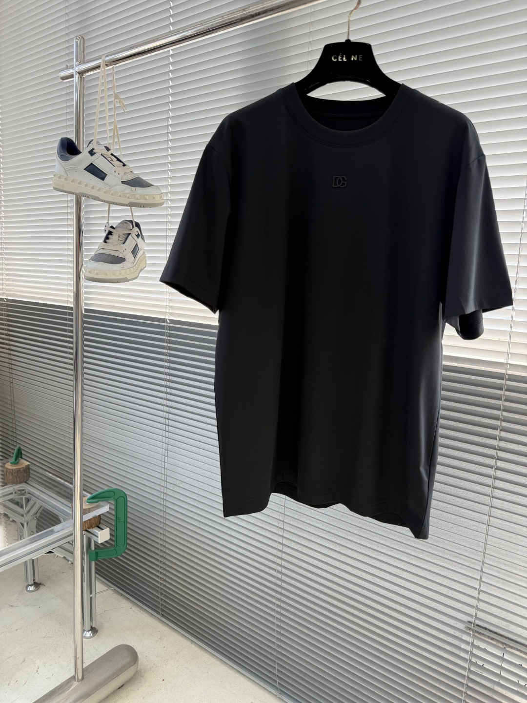 -DG 26春夏短袖T恤新款 面料定织定染，采用240克双股双纱全棉面料，经过洗水处理，手感更加舒适。纯