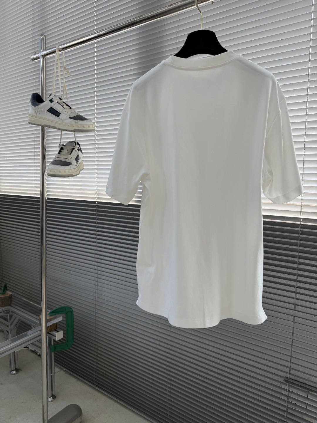 -PRAD 26春夏短袖T恤新款 最新三角珐琅系列面料定织定染，采用240克双股双纱全棉面料，经过洗水处