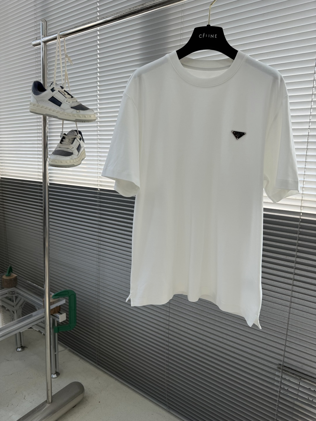 -PRAD 26春夏短袖T恤新款 最新三角珐琅系列面料定织定染，采用240克双股双纱全棉面料，经过洗水处