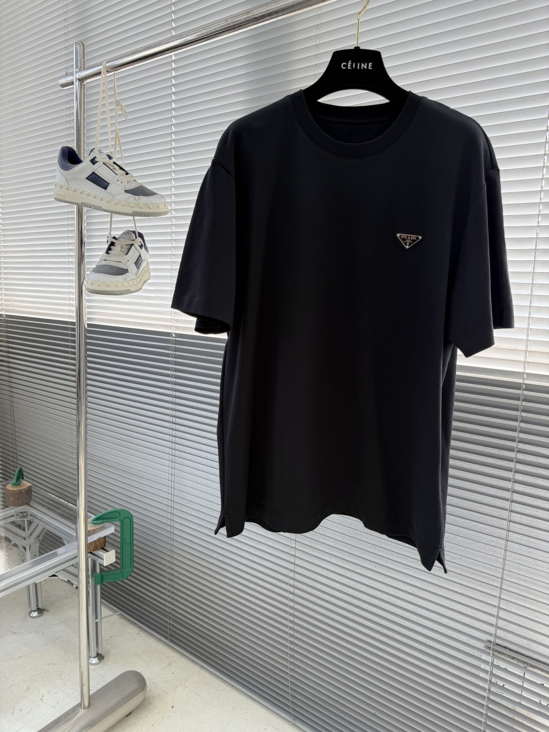 -PRAD 26春夏短袖T恤新款 最新三角珐琅系列面料定织定染，采用240克双股双纱全棉面料，经过洗水处
