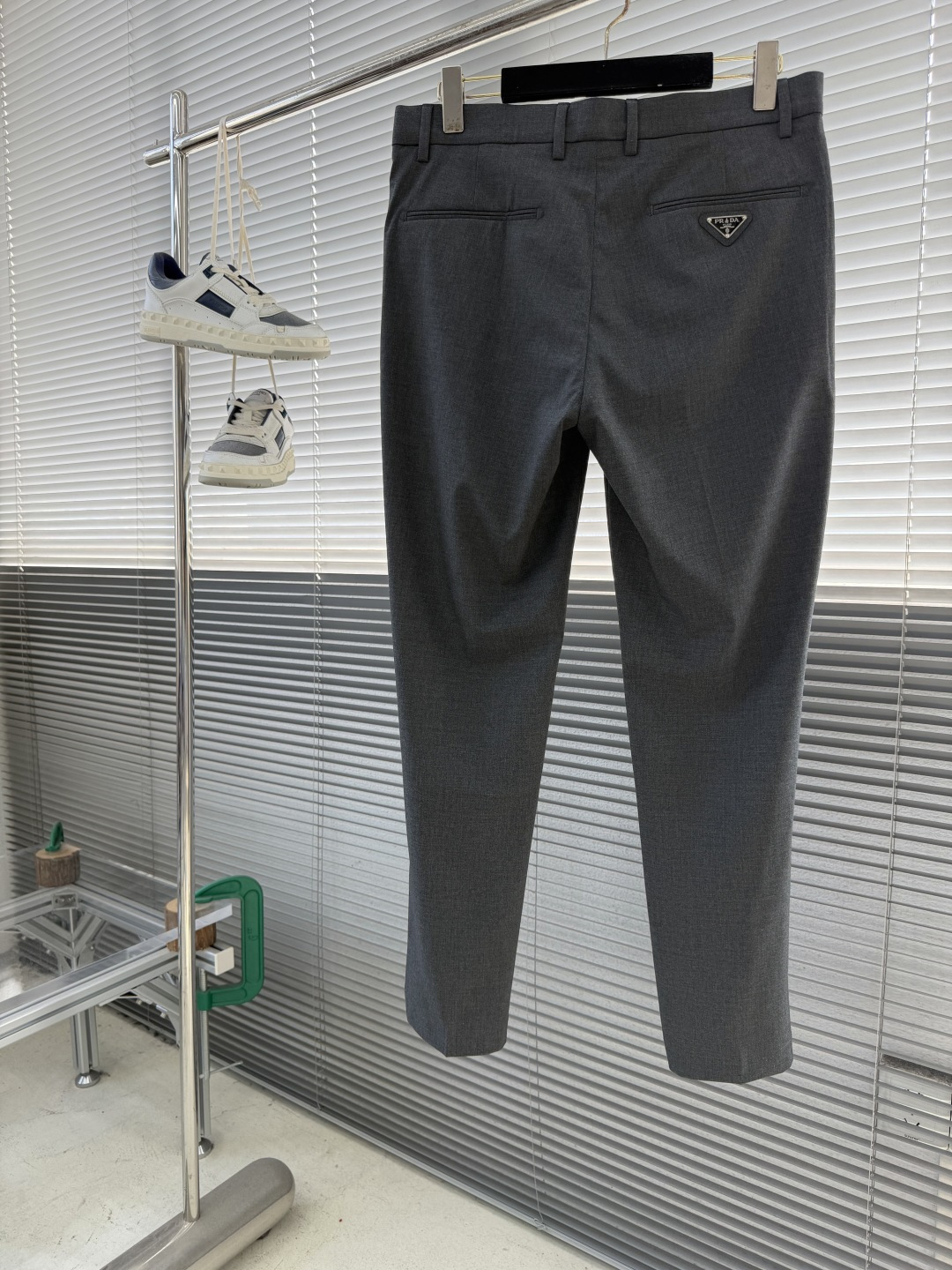 -顶级爆款 PRAD 西裤 26ss春夏新款 专柜同步 直筒版型 定制专柜同步面料 做旧古银色五金高级 