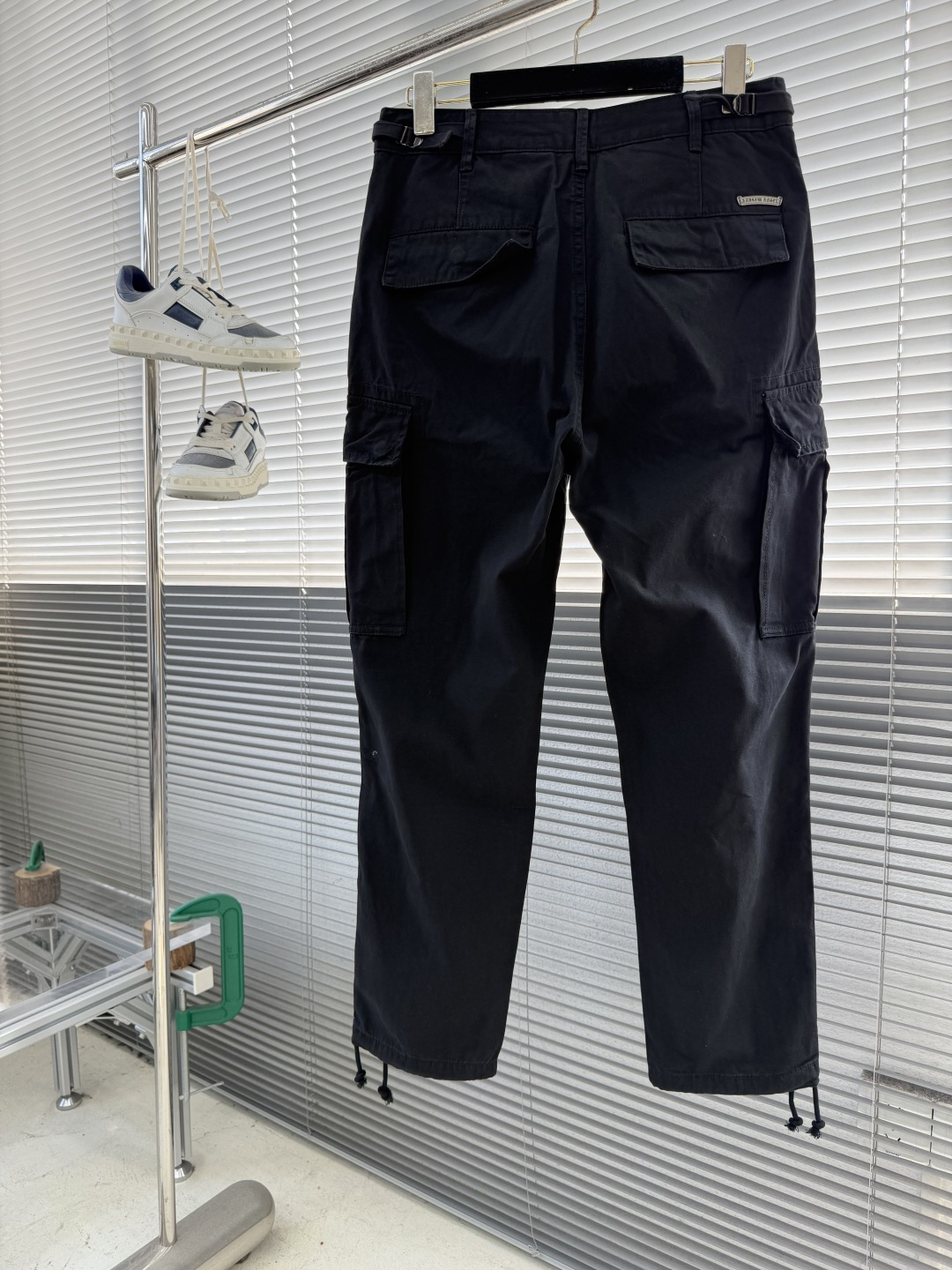 -Chrome Hearts 克罗心 嘎巴甸工装裤这款选用精纺棉质嘎巴甸面料精心打造，侧插袋，按扣式侧边