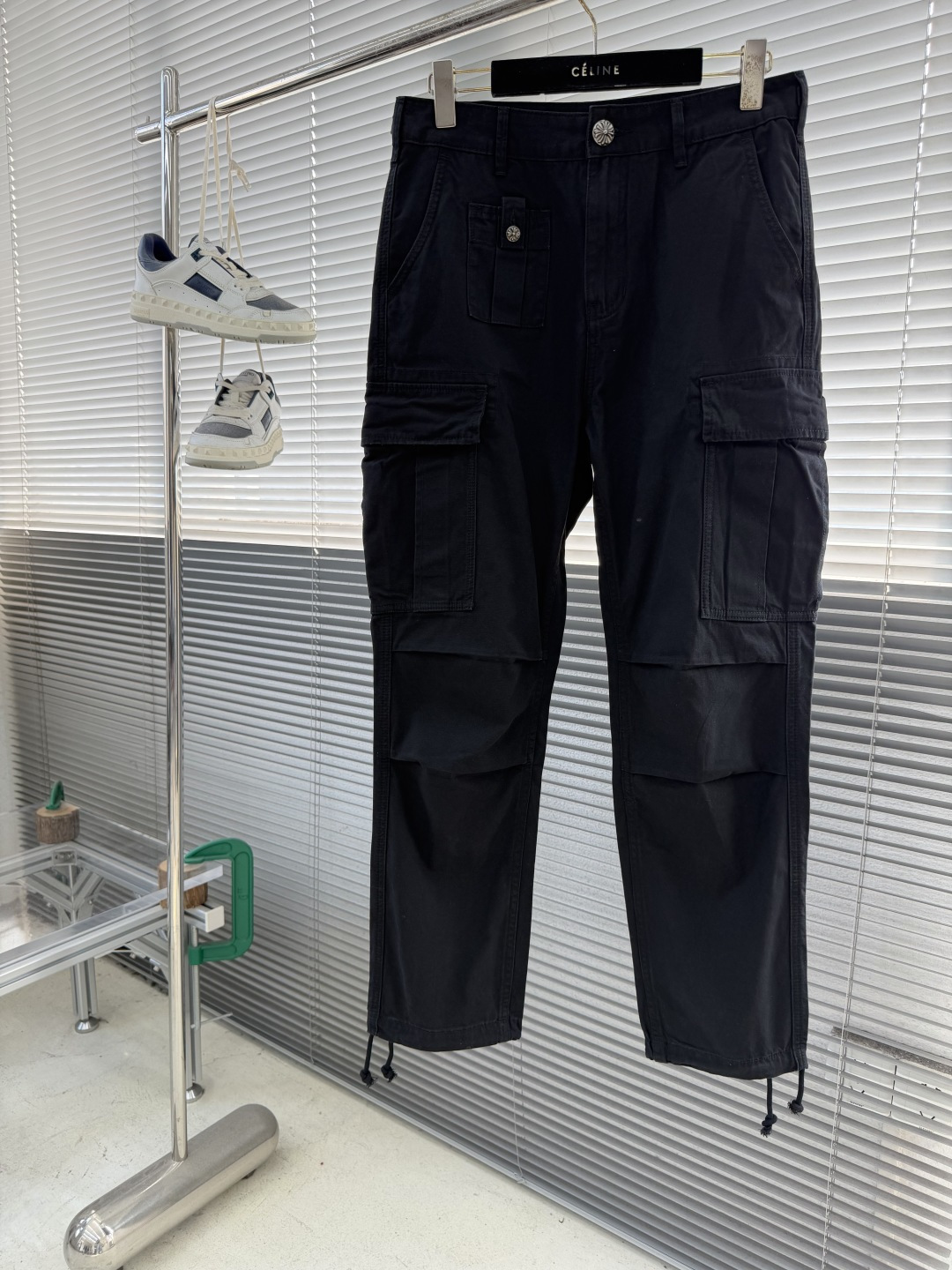 -Chrome Hearts 克罗心 嘎巴甸工装裤这款选用精纺棉质嘎巴甸面料精心打造，侧插袋，按扣式侧边