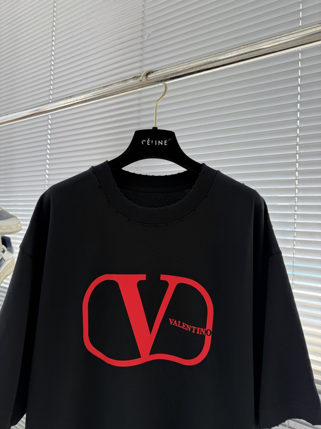 -VLTN 大字母印花高克重棉质春日短袖T恤这件Valen**高克重纯棉材质，厚实有质感，亲肤又透气，每