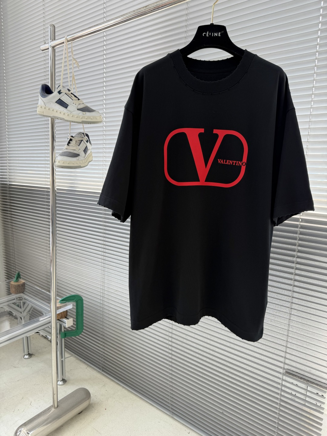 -VLTN 大字母印花高克重棉质春日短袖T恤这件Valen**高克重纯棉材质，厚实有质感，亲肤又透气，每