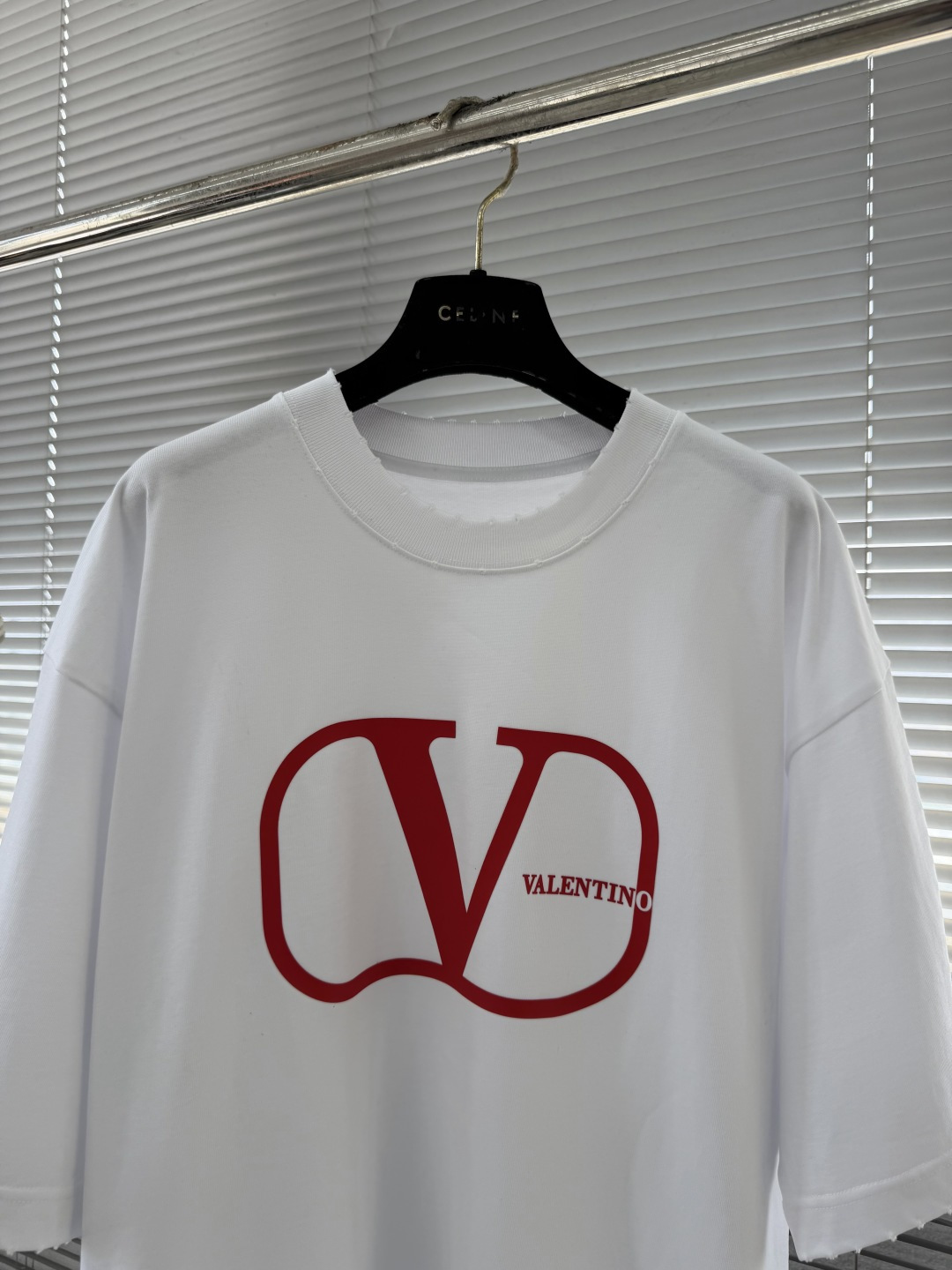 -VLTN 大字母印花高克重棉质春日短袖T恤这件Valen**高克重纯棉材质，厚实有质感，亲肤又透气，每