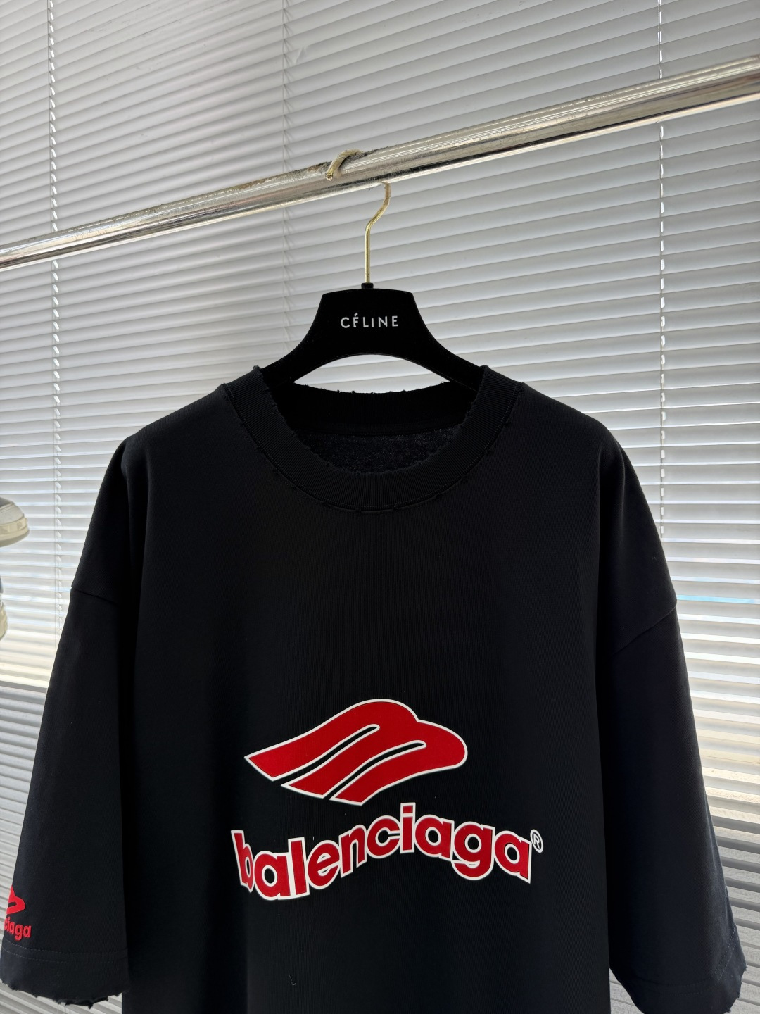 -Balenciag 胸前最新胶印设计 做了洗水磨破工艺 高克重纯棉面料 宽松版型 男女同款尺码：XS 