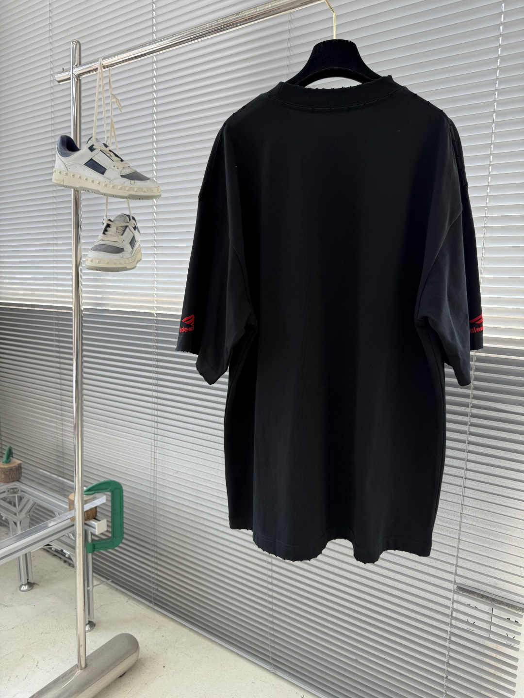 -Balenciag 胸前最新胶印设计 做了洗水磨破工艺 高克重纯棉面料 宽松版型 男女同款尺码：XS 