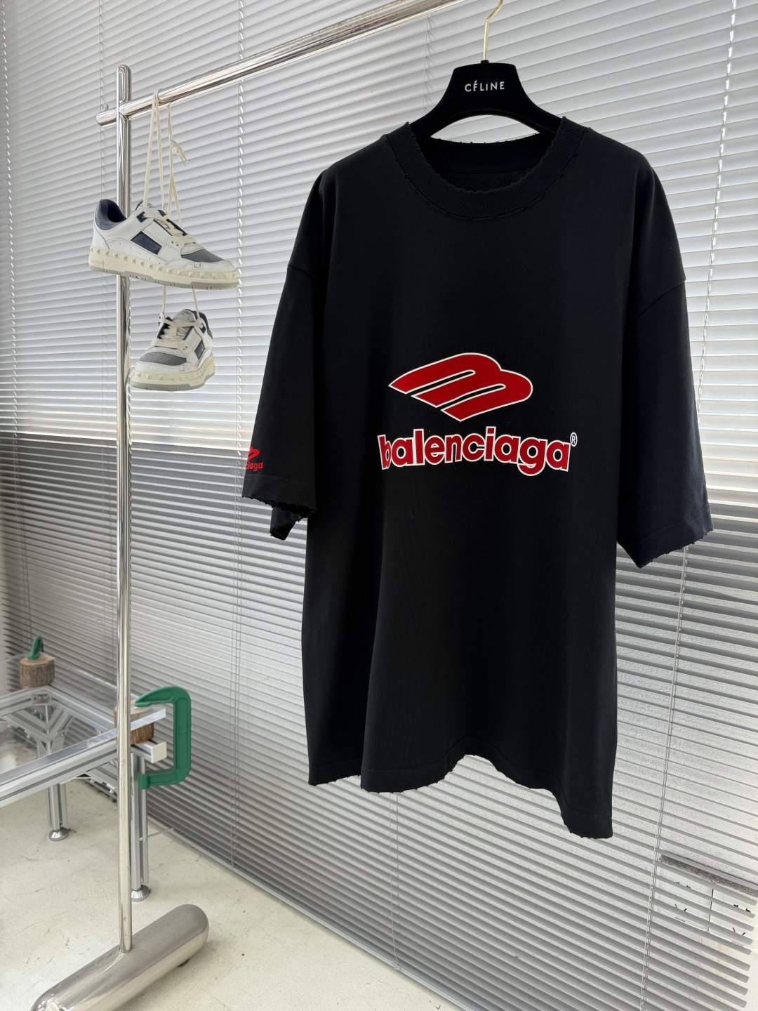 -Balenciag 胸前最新胶印设计 做了洗水磨破工艺 高克重纯棉面料 宽松版型 男女同款尺码：XS 