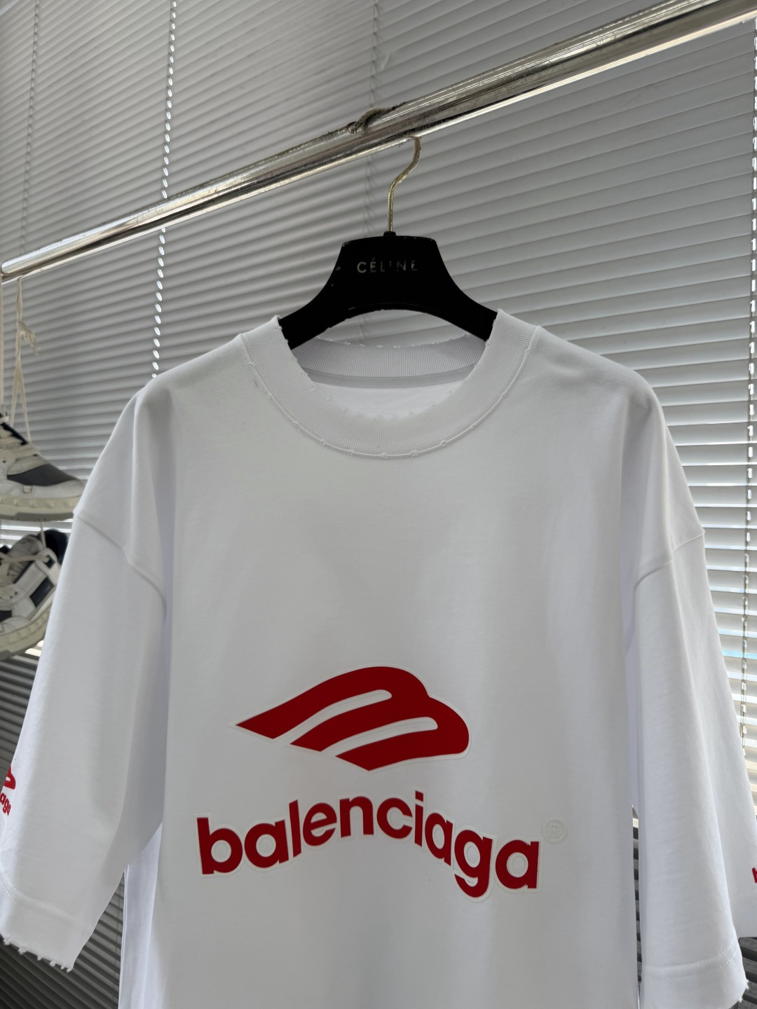 -Balenciag 胸前最新胶印设计 做了洗水磨破工艺 高克重纯棉面料 宽松版型 男女同款尺码：XS 