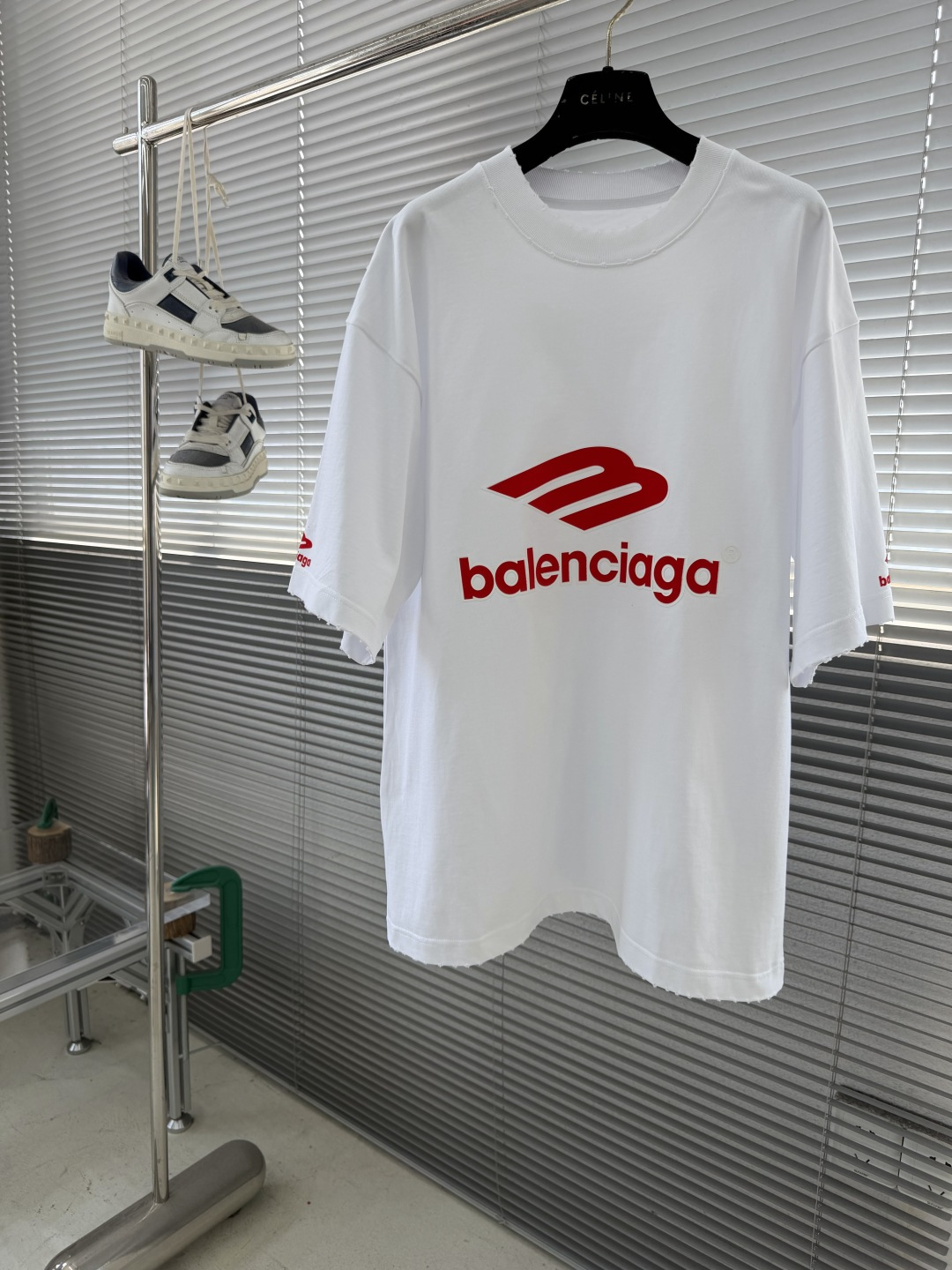 -Balenciag 胸前最新胶印设计 做了洗水磨破工艺 高克重纯棉面料 宽松版型 男女同款尺码：XS 