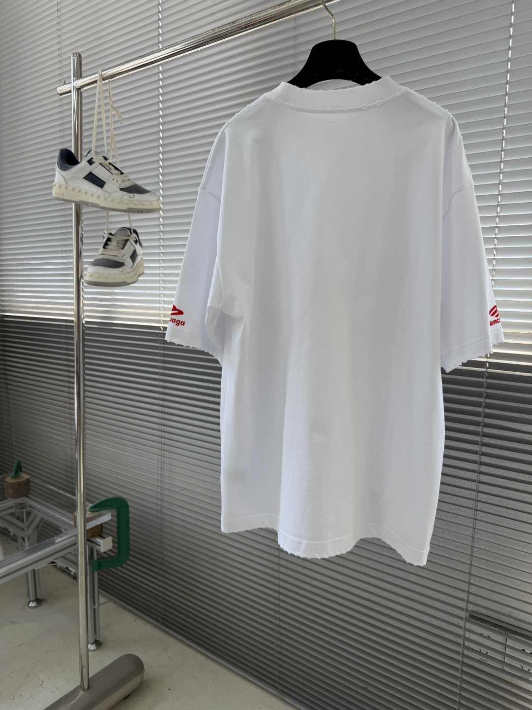 -Balenciag 胸前最新胶印设计 做了洗水磨破工艺 高克重纯棉面料 宽松版型 男女同款尺码：XS 