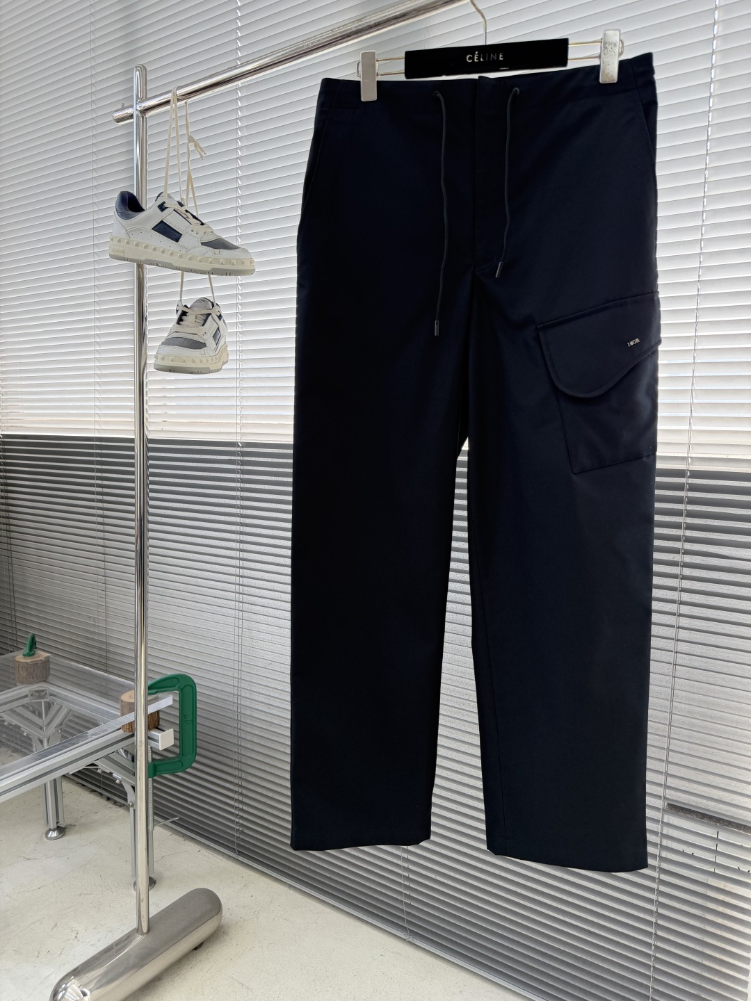 NO:743355,The highest version on the market, the girl will inspect the goods, trim the three marks on the threads, and ship the goods. You can post pictures and take videos. If you want quality or service, please add me on WeChat. We will not accept urgent orders. -Dio black cotton blend twill overalls  It is made of a blend of double-ply combed cotton and polyester fiber, interwoven with the '3/1 right twill' weaving method. The twill angle is 45° and contains 8-10 weaving points per centimeter, forming a fine and tight texture. The fabric weighs 280g/m, has a moderate thickness but is not bloated, and the surface  After 'enzyme washing' treatment, the floating hair is removed and a slightly aged texture is given. The hollow structure of the cotton fiber accelerates air circulation, and combined with the breathable holes of the twill weave, it will not be stuffy and sweaty when worn in summer; the abrasion resistance of the polyester fiber makes the fabric washable and durable, and it is not easy to pill and snag due to daily friction.  There are three-dimensional saddle-shaped flap pockets on the outside of the trouser legs, and the pocket has a smooth arc design. The edge of the flap adopts the 'double-needle topstitch' process with even stitch spacing (10 stitches every 3cm), which not only strengthens the edge but also forms a decorative line. The metal Dio* logo is inlaid in the center of the top of the flap. It is made of zinc alloy and has been electroplated to make it uniform in color and not easy to oxidize.  The waist has a built-in double-layer thickened waistband and a built-in high-density nylon drawstring. The rope head is decorated with a metal bell, which makes it smooth to pull and not easy to loosen. The tightness can be freely adjusted according to the waist circumference, taking into account comfort and fit, and avoiding the tight feeling of traditional overalls.  The front placket adopts an invisible zipper, which is double-fastened with metal hooks. The zipper teeth are fine and smooth, making it quiet and smooth when pulling; it is convenient and firm to open and close, ensuring that it is not easy to accidentally open during wearing. There are classic diagonal slit pockets on both sides of the trousers, and the edges of the pockets use 'edging + double needle' technology to prevent off-line. Size: 46485052 Size pants long seat waist 46106 100 84 48107 104  88 50108 108 92 52109 11296,Dior-clothing,dior,dior,19860909市面最高版本小妹验货、修剪线头上三标、发货可发图及拍视频,要品质要服务的加我微信,不接急单. -Dio 黑色棉质混纺斜纹工装裤 采用双股精梳棉与聚酯纤维混纺而成,经“3/1右斜纹”织法交织而成,斜纹角度45°,每厘米含8-10个织点,形成细密紧实的纹路.面料克重达280g/m,厚度适中却不臃肿,表面经“酵素水洗”处理,去除浮毛并赋予轻微做旧肌理.棉纤维的中空结构加速空气流通,配合斜纹织法的透气孔道,夏季穿着不闷汗；聚酯纤维的耐磨性使面料耐洗耐穿,日常摩擦不易起球勾丝. 裤腿外侧缀立体马鞍形翻盖口袋,袋口呈流畅的弧形设计,翻盖边缘采用“双针明线”工艺,针距均匀（每3cm10针）,既加固边缘又形成装饰性线条.翻盖顶部中央镶嵌金属Dio*标志,采用锌合金材质,经电镀工艺处理,色泽均匀,不易氧化. 腰部内置双层加厚腰头,内藏高密度尼龙抽绳,绳头缀有金属吊钟,拉动顺畅且不易松脱.可根据腰围自由调节松紧,兼顾舒适与贴合,避免传统工装裤的紧绷感. 前门襟采用隐形拉链,配合金属钩扣双重固定,拉链齿细密光滑,拉动时静音顺畅；开合便捷且牢固,确保穿着过程中不易意外敞开.裤身两侧为经典斜插式开缝口袋,袋口边缘采用“包边+双针”工艺,防止脱线. 码数:46485052 尺码裤长坐围腰围 46106 100 84  48107 104 88 50108 108 92  52109 11296,迪奥-服装,dior,dior,,Women's clothing