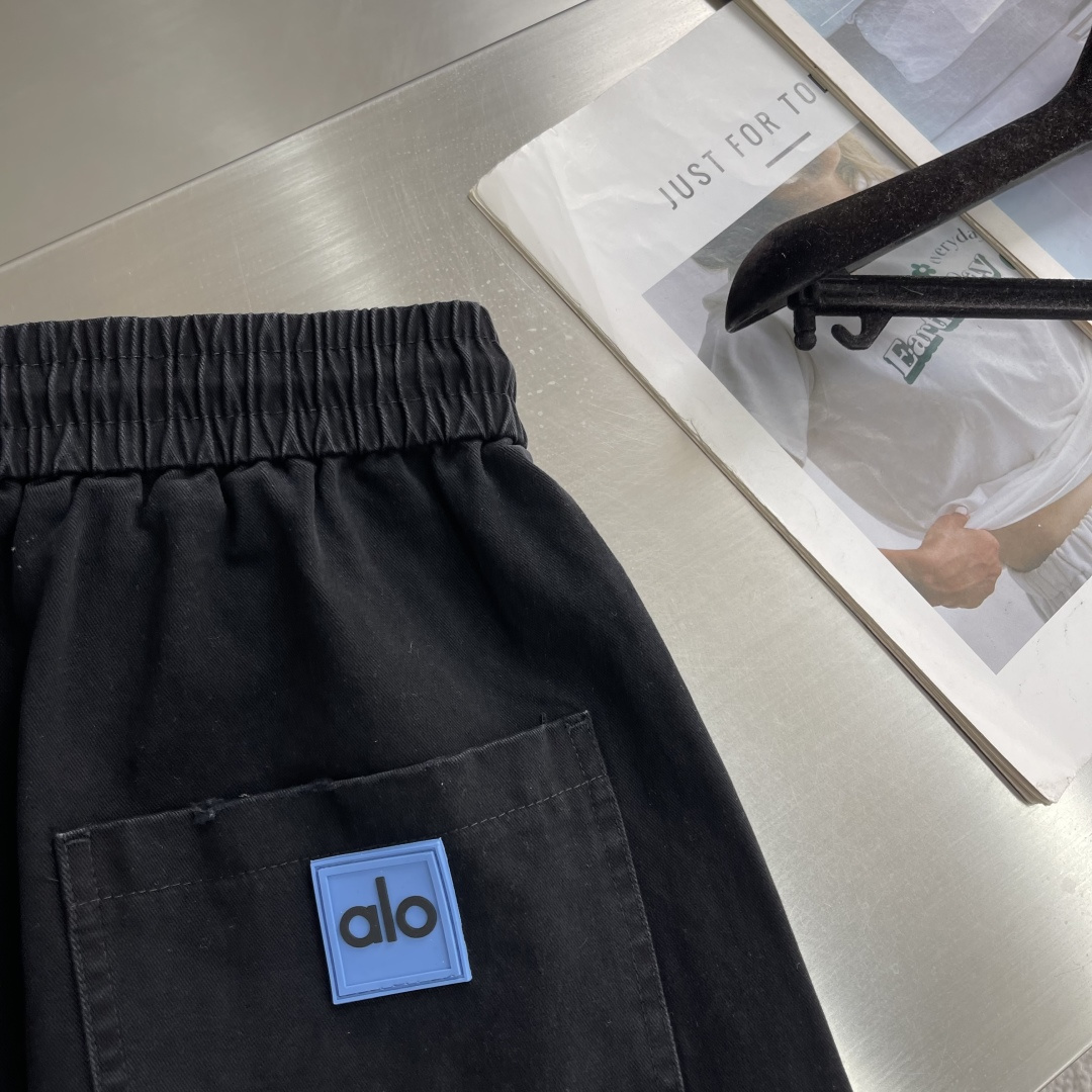 -alo 26年新款休闲裤，纯棉细斜纹棉布 面料细腻 洗水后依旧有挺阔感 面料整体感觉偏日系工装面料，手