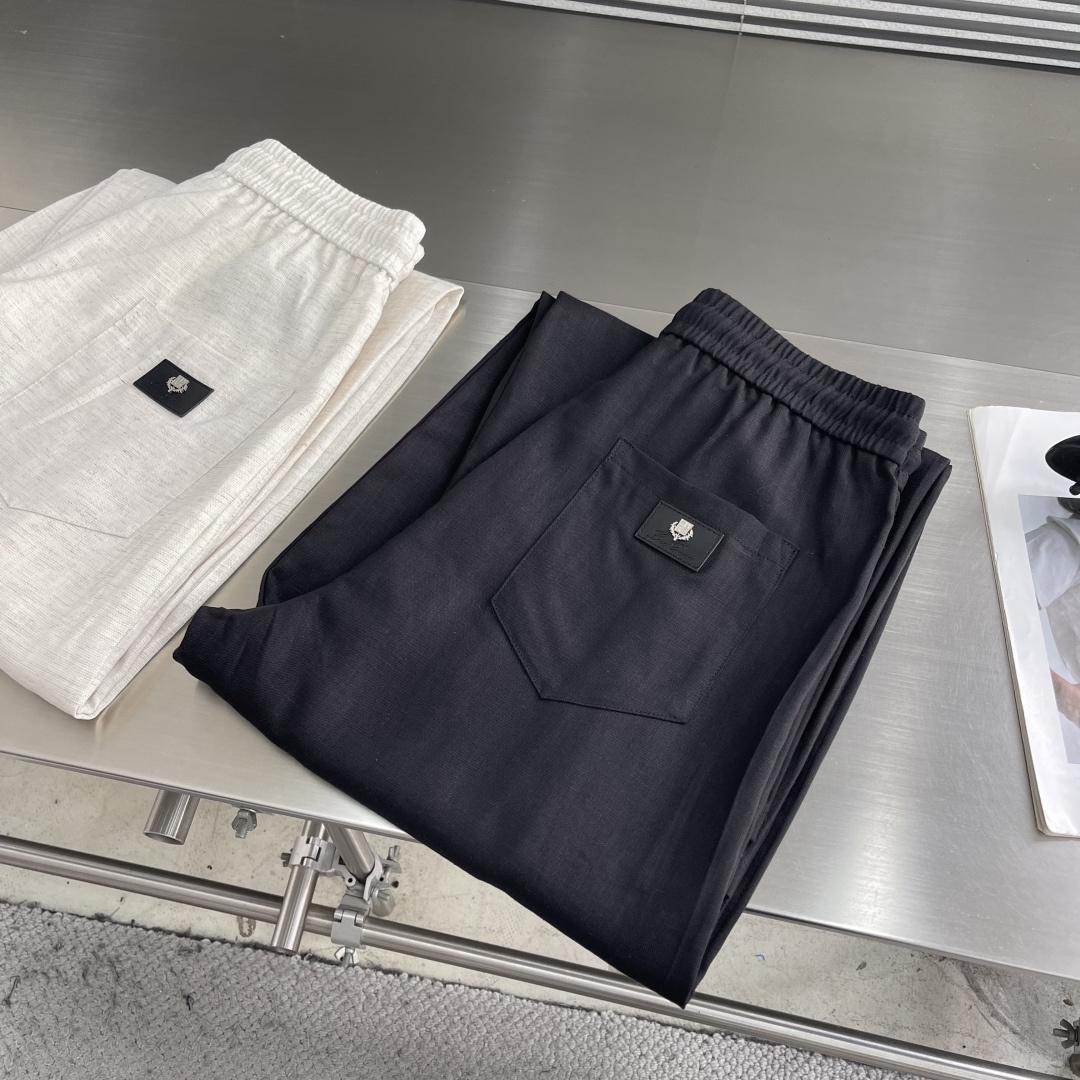 -Loro Piana 新款亚麻天丝休闲裤，采用亚麻天丝面料打造，舒适轻肤软糯，非常有垂感不显臃肿。前面