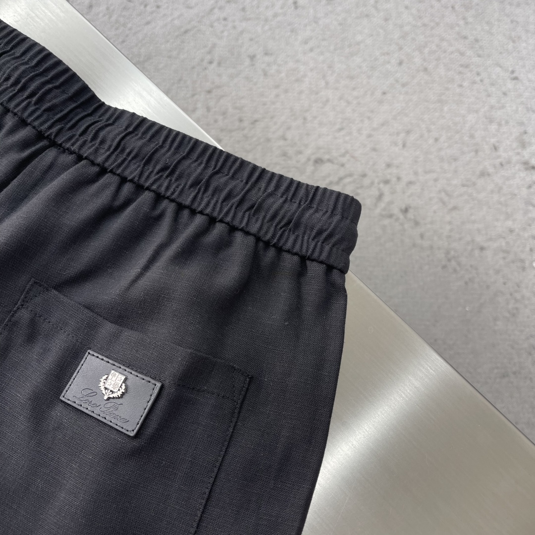 -Loro Piana 新款亚麻天丝休闲裤，采用亚麻天丝面料打造，舒适轻肤软糯，非常有垂感不显臃肿。前面