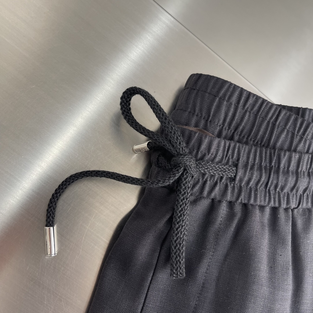 -Loro Piana 新款亚麻天丝休闲裤，采用亚麻天丝面料打造，舒适轻肤软糯，非常有垂感不显臃肿。前面